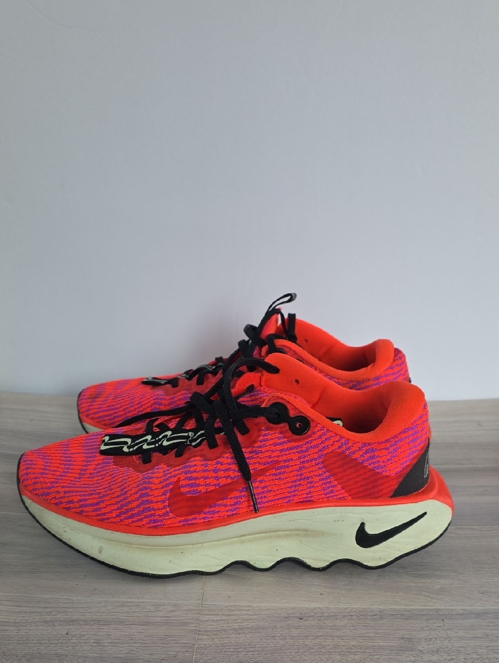 Nike Womens Motiva Walking Comfort Shoes – Vibrant Crimson Orange/Purple Knit 9 - Picture 2 of 11